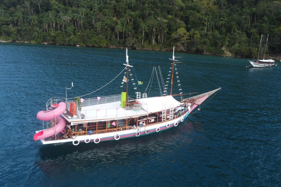 Barco com turistas Rio Tropical Tours Passeios de Lancha, Barco e Escuna no RJ