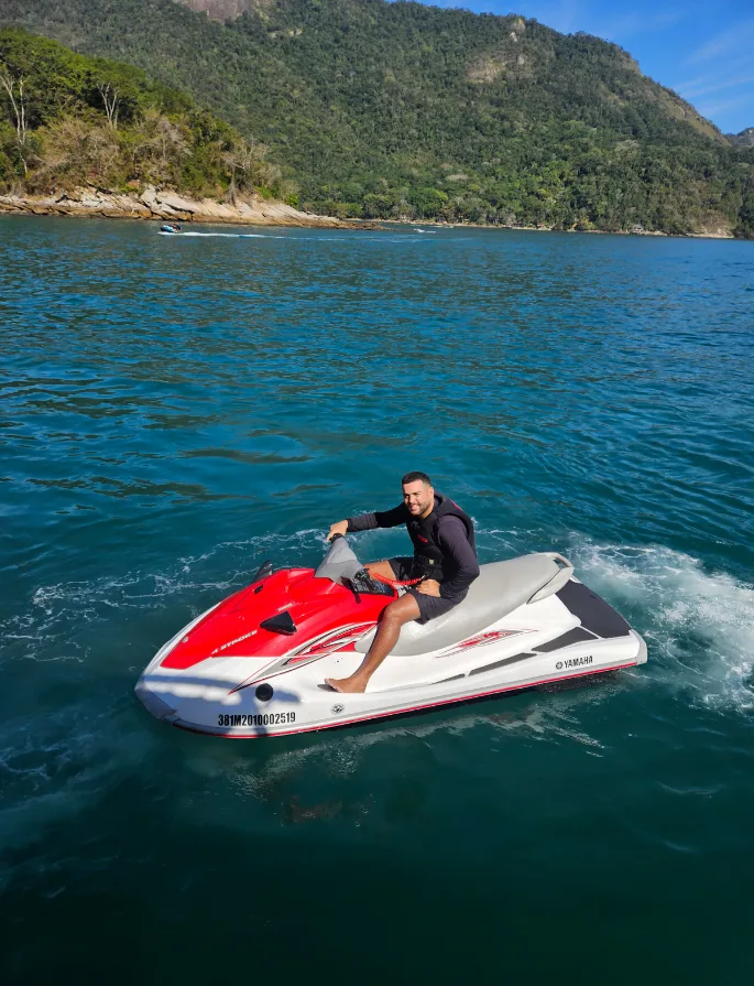 Turista com Jetski Rio Tropical Tours Passeios de Lancha, Barco e Escuna no RJ